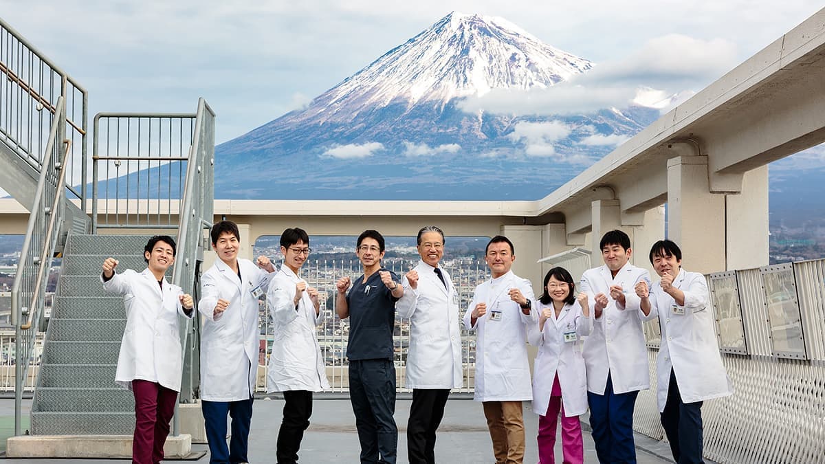 富士山を背景にチームの集合写真
