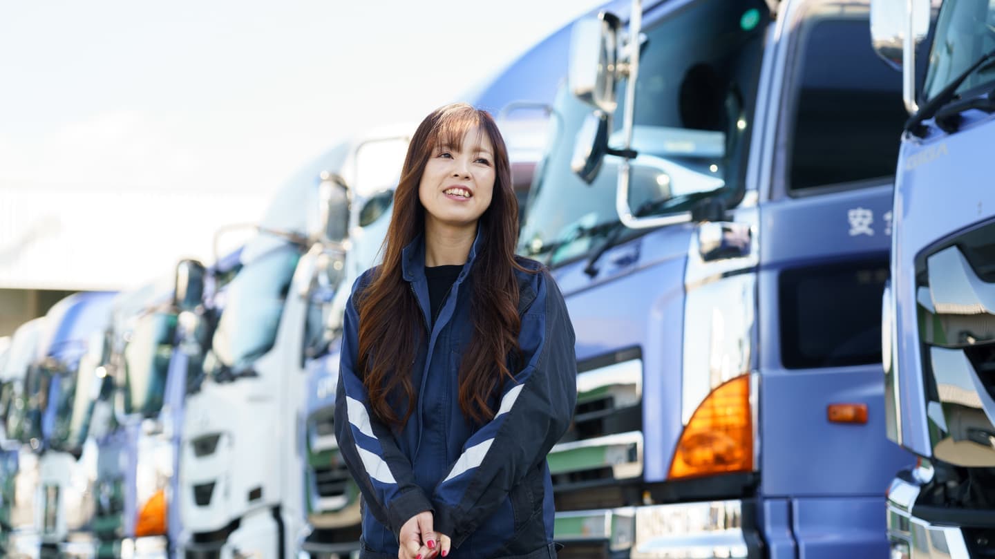 夕日を背景にギターを弾く女性