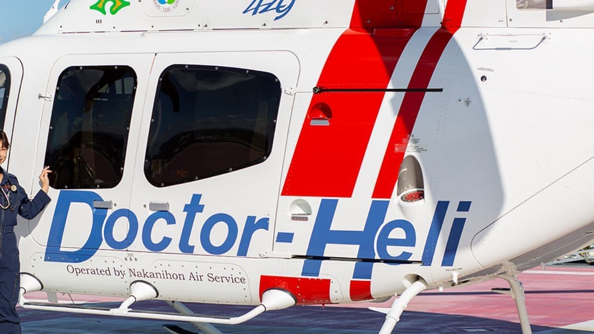 夕日を背景にギターを弾く女性